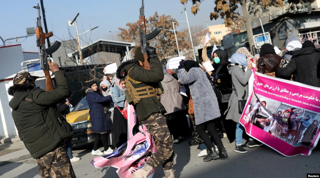 اعتراضات زنان افغانستان به سیاست های طالبان با سرکوب جنگجویان این گروه مواجه شده است